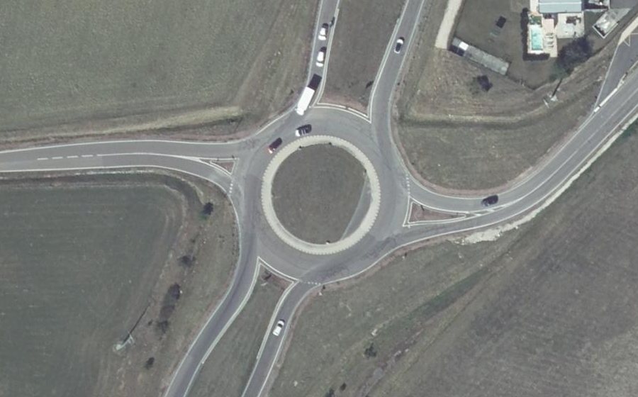 Vue aérienne du Rond-point anonyme n°248530650