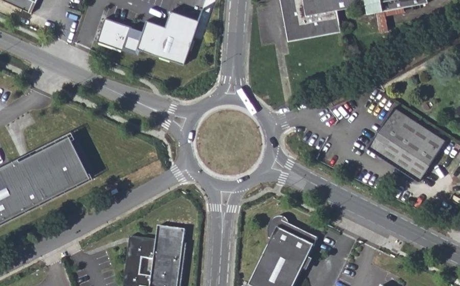 Vue aérienne du Rond-point anonyme n°248555729