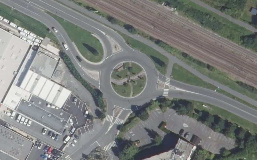 Vue aérienne du Rond-point anonyme n°24857427
