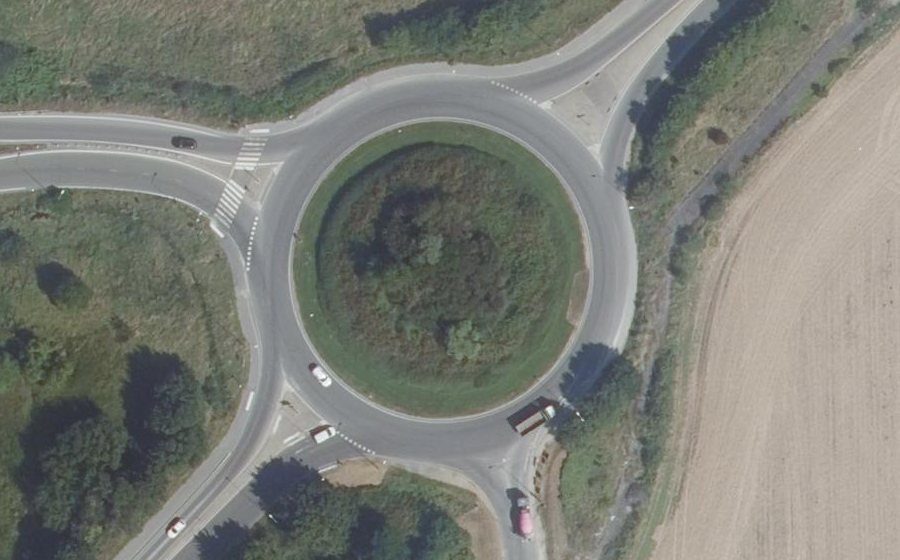 Vue aérienne du Rond-point anonyme n°24857552