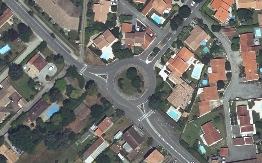 Vue aérienne du Rond-point anonyme n°24860090