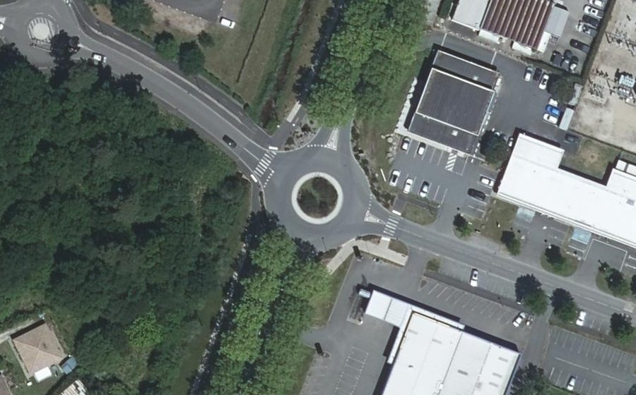 Vue aérienne du Rond-point anonyme n°248620356