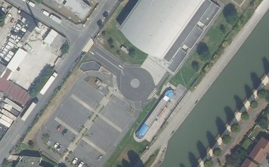 Vue aérienne du Rond-point anonyme n°248689583