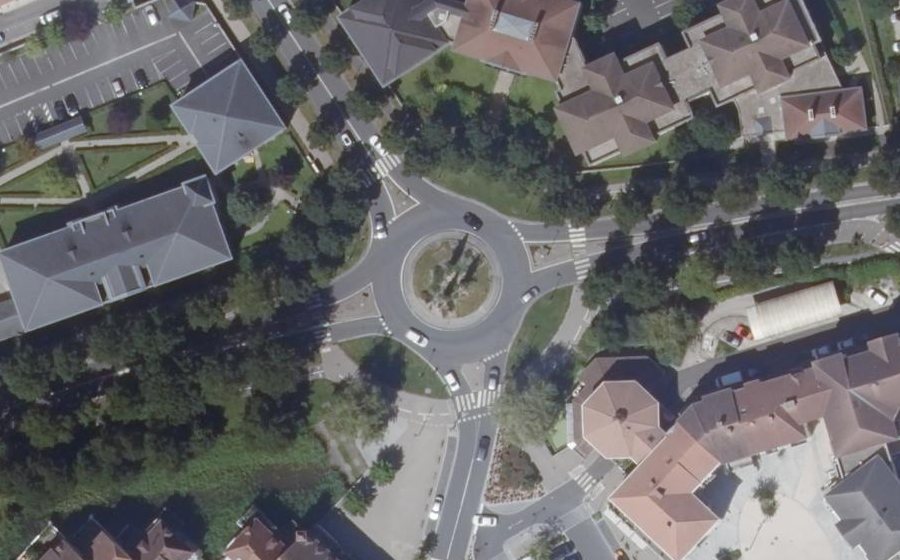 Vue aérienne du Rond-point anonyme n°24871446