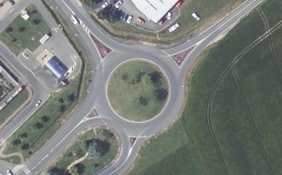 Vue aérienne du Rond-point anonyme n°24872094