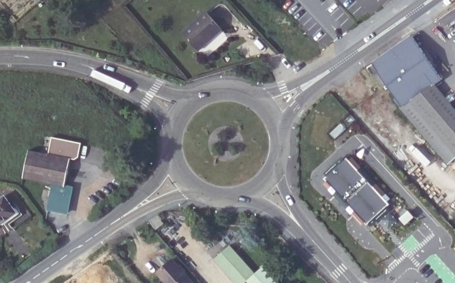 Vue aérienne du Rond-point anonyme n°24872098