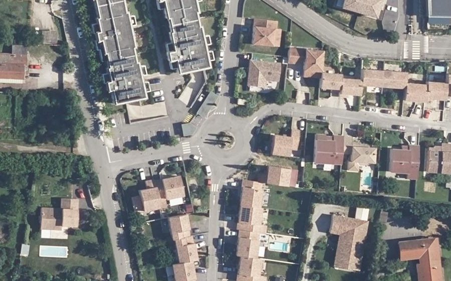 Vue aérienne du Rond-point anonyme n°248748535
