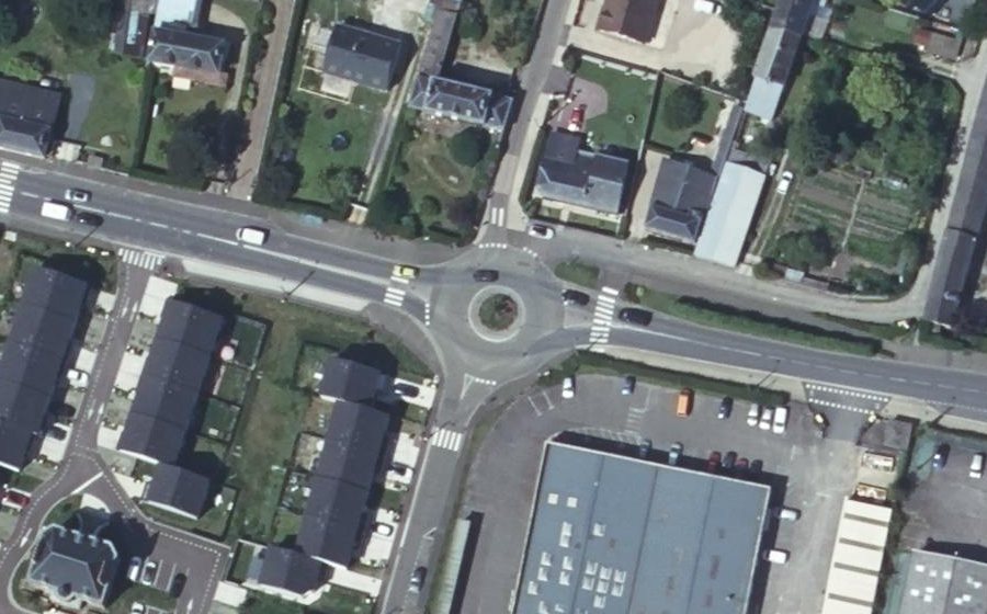 Vue aérienne du Rond-point anonyme n°24875838
