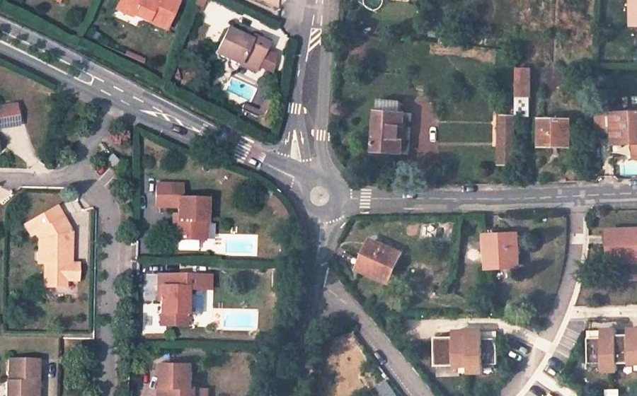 Vue aérienne du Rond-point anonyme n°248800317