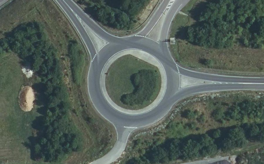 Vue aérienne du Rond-point anonyme n°24880097