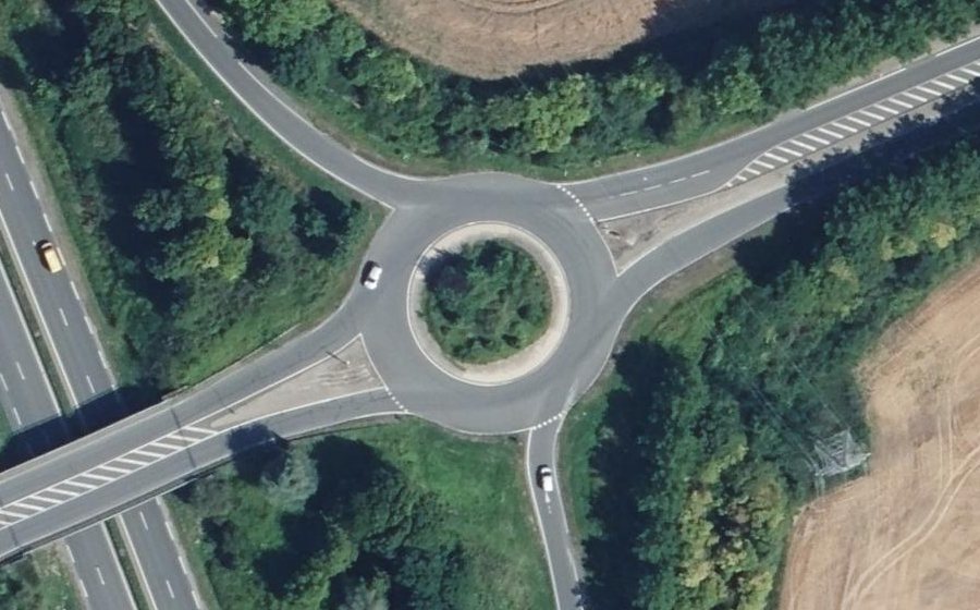 Vue aérienne du Rond-point anonyme n°24880657
