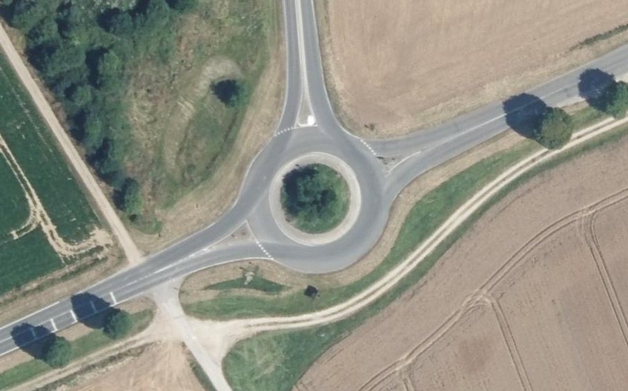 Vue aérienne du Rond-point anonyme n°24881183