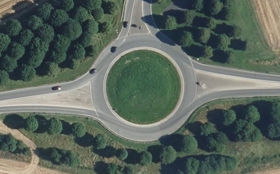 Vue aérienne du Rond-point anonyme n°24881378