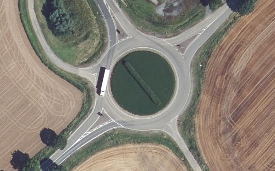 Vue aérienne du Rond-point anonyme n°24881565