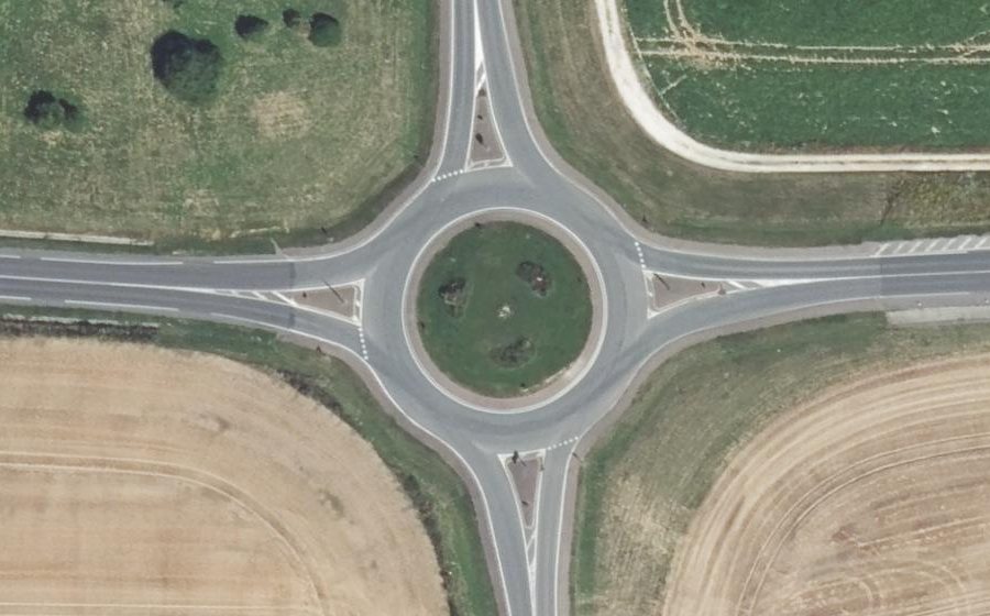 Vue aérienne du Rond-point anonyme n°24881627