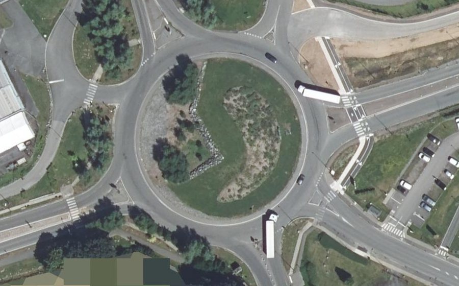 Vue aérienne du Rond-point anonyme n°24881689