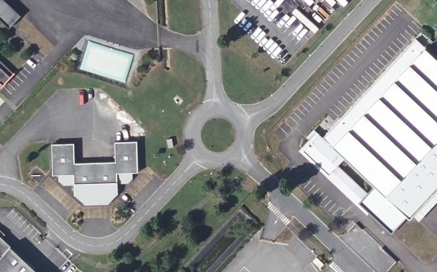 Vue aérienne du Rond-point anonyme n°248824763