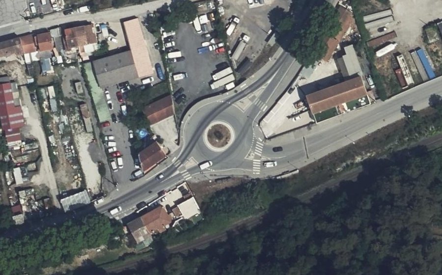 Vue aérienne du Rond-point anonyme n°248831391