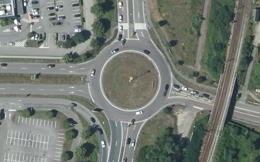 Vue aérienne du Rond-point anonyme n°24883220