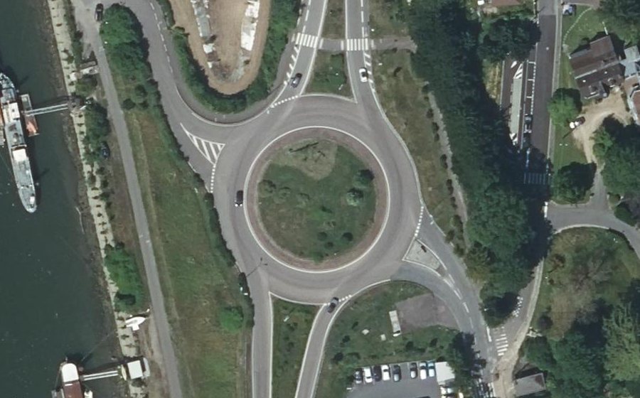 Vue aérienne du Rond-point anonyme n°24883709
