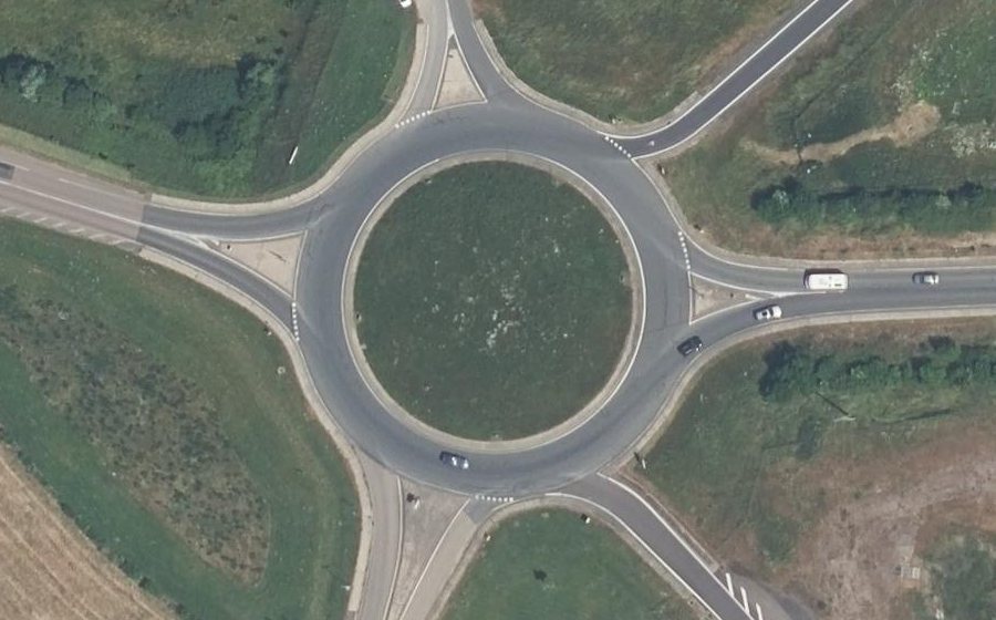 Vue aérienne du Rond-point anonyme n°24888416