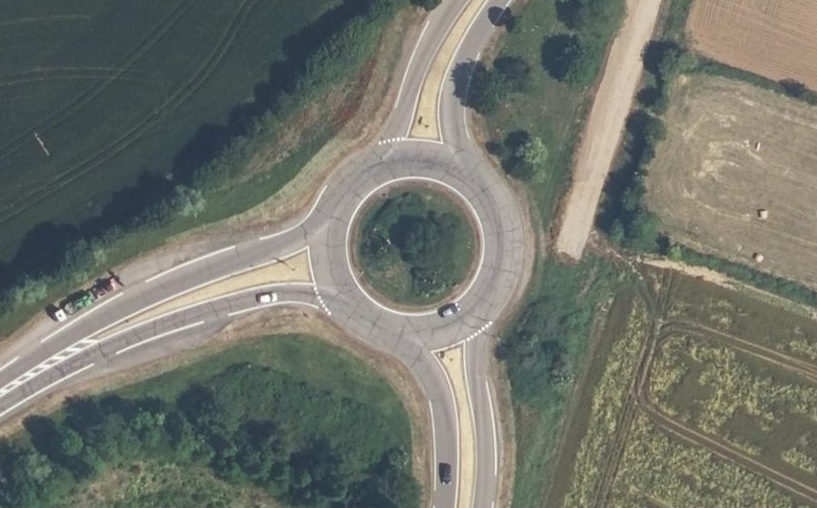 Vue aérienne du Rond-point anonyme n°24888492