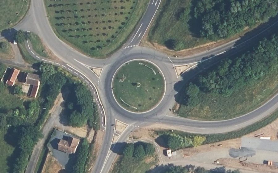 Vue aérienne du Rond-point anonyme n°24892594