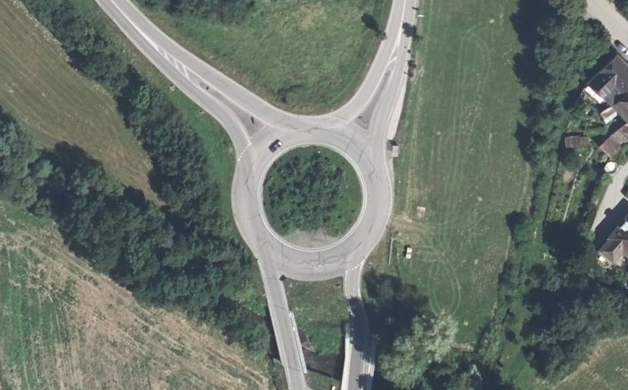 Vue aérienne du Rond-point anonyme n°248970928