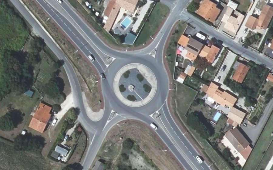 Vue aérienne du Rond-point anonyme n°249000574