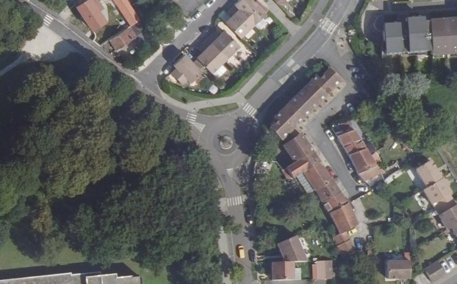 Vue aérienne du Rond-point anonyme n°249032599
