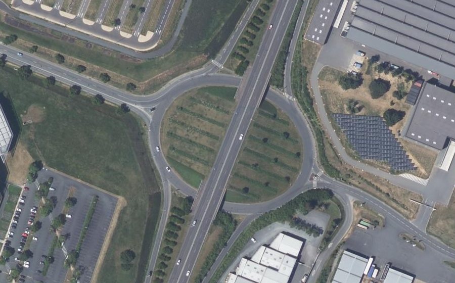 Vue aérienne du Rond-point anonyme n°24909162