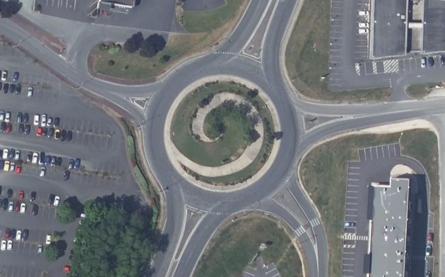 Vue aérienne du Rond-point anonyme n°24909222