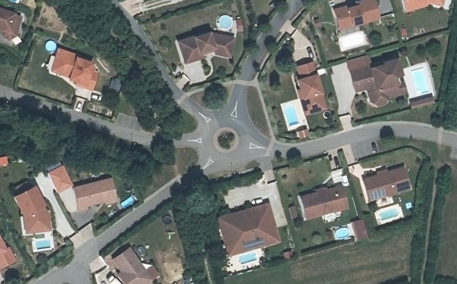 Vue aérienne du Rond-point anonyme n°249115479