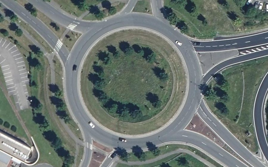 Vue aérienne du Rond-point anonyme n°24911925