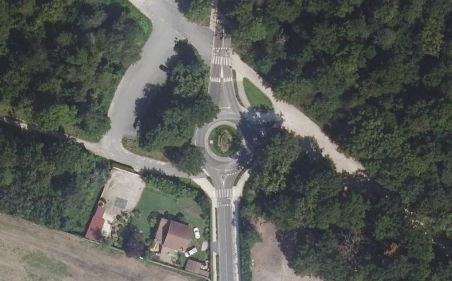 Vue aérienne du Rond-point anonyme n°24913588
