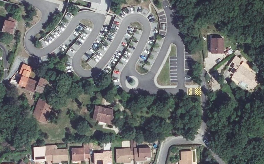 Vue aérienne du Rond-point anonyme n°249168682