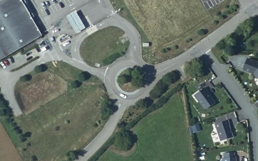 Vue aérienne du Rond-point anonyme n°249184828