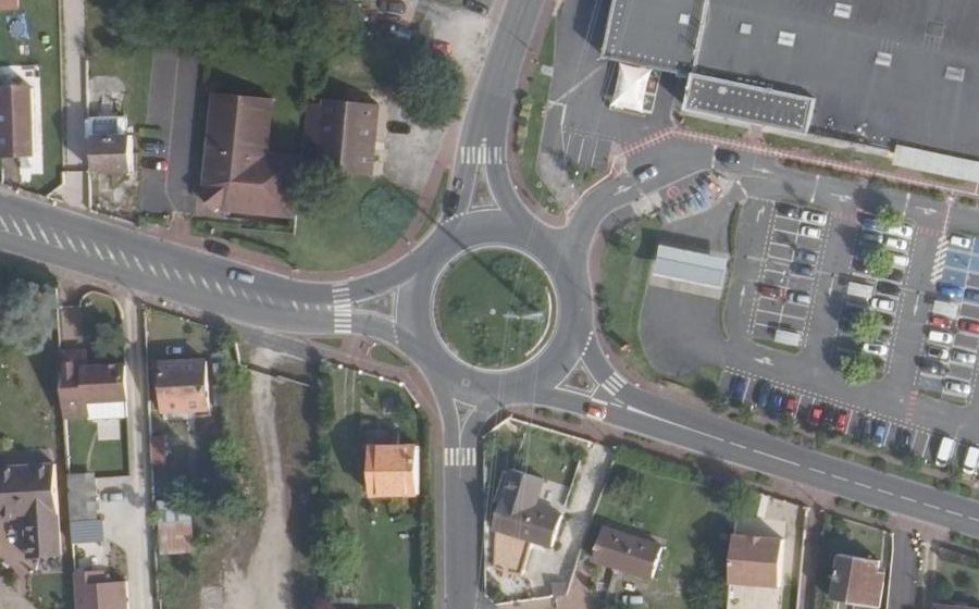 Vue aérienne du Rond-point anonyme n°24919645