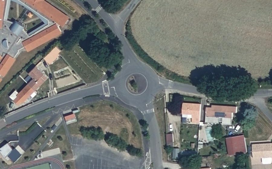 Vue aérienne du Rond-point anonyme n°249212818
