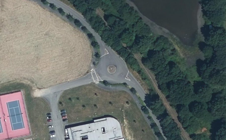 Vue aérienne du Rond-point anonyme n°249212862