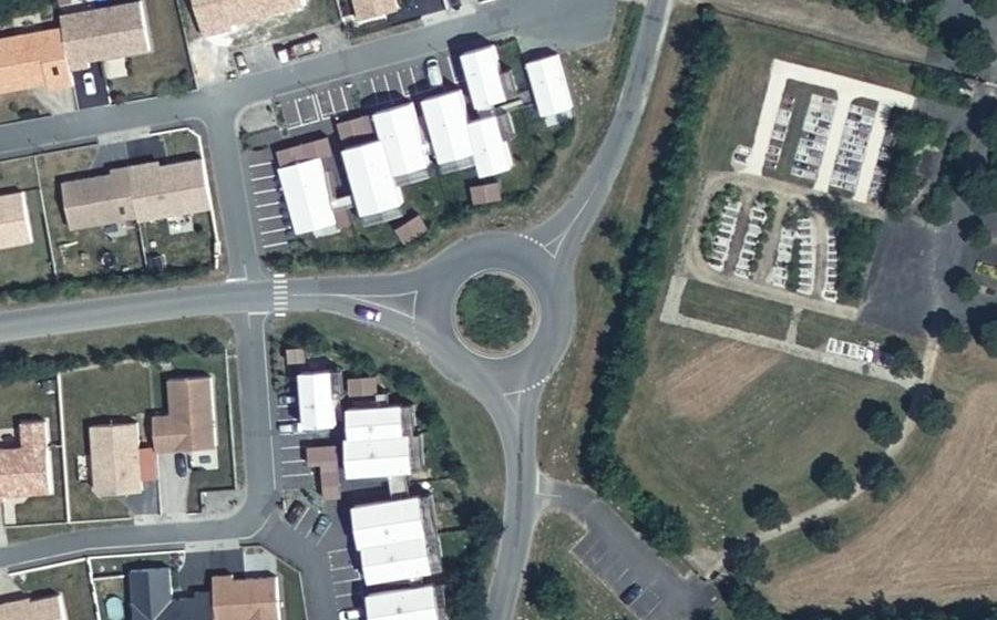 Vue aérienne du Rond-point anonyme n°249213436
