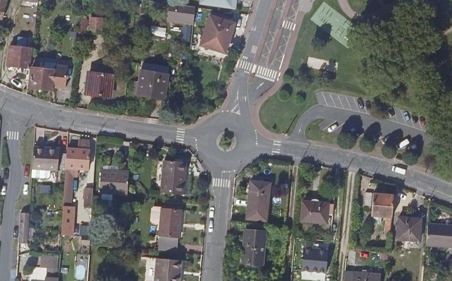 Vue aérienne du Rond-point anonyme n°24926682