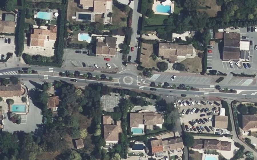 Vue aérienne du Rond-point anonyme n°24927130