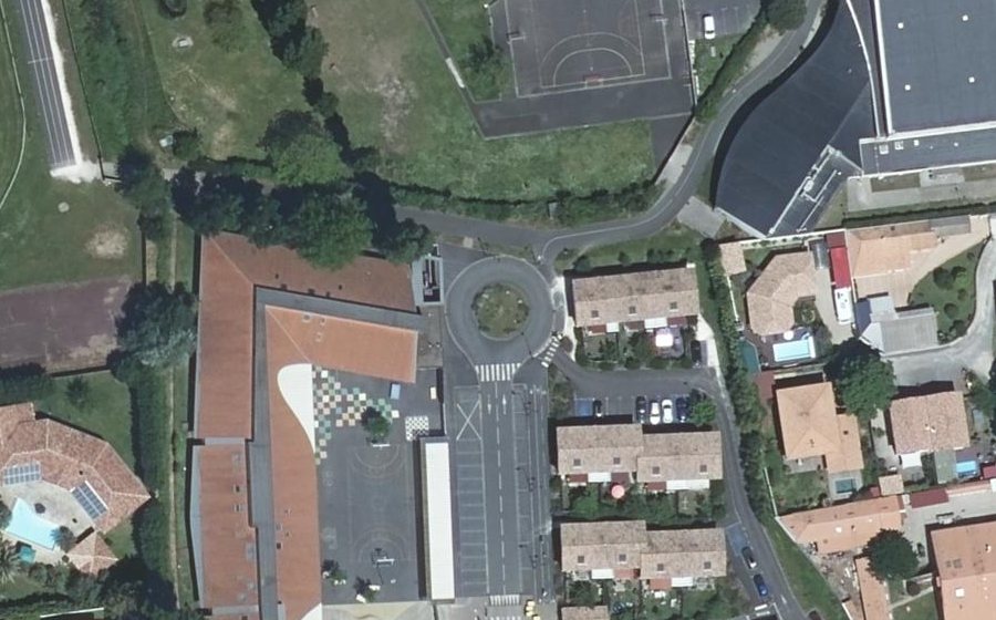Vue aérienne du Rond-point anonyme n°249278985