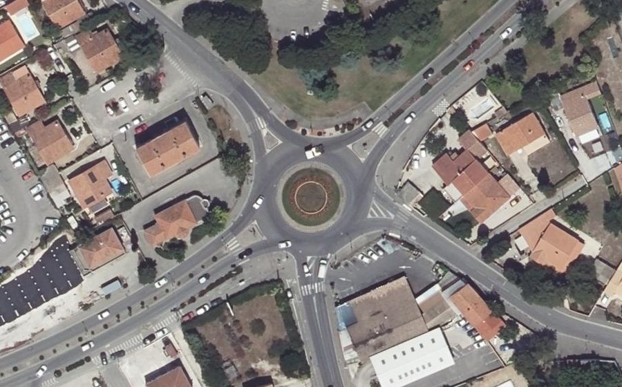 Vue aérienne du Rond-point anonyme n°24930072