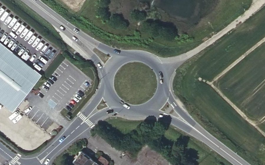 Vue aérienne du Rond-point anonyme n°24930783