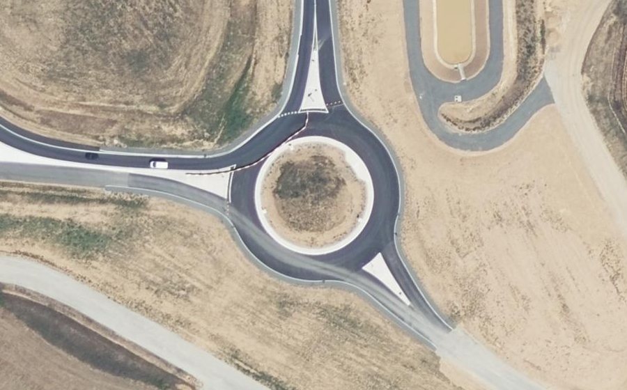 Vue aérienne du Rond-point anonyme n°249350908