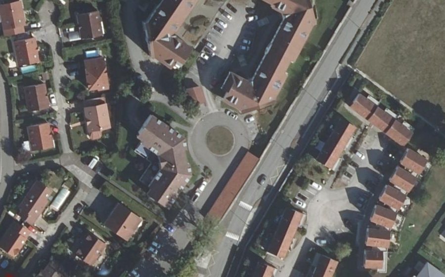 Vue aérienne du Rond-point anonyme n°249382442