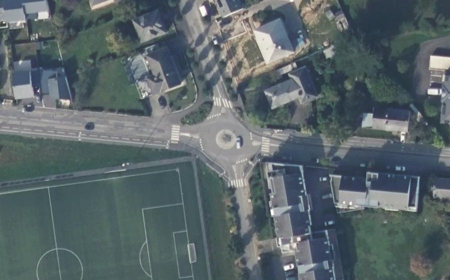 Vue aérienne du Rond-point anonyme n°249385870