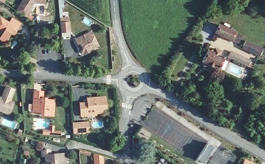 Vue aérienne du Rond-point anonyme n°249398161